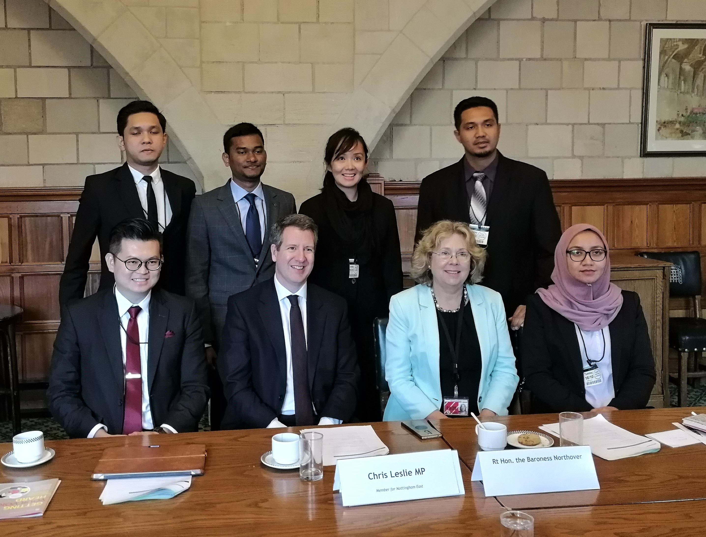 back row l.t.r.: Raja Azraff Bin Raja Azmil (UMNO), Rashad Tajuddin Bin Anwar Tajuddin (INVOKE Malaysia), Michelle Ng Mei Sze (DAP), Nazman Bin Che Iberahim (PAS); front row l.t.r: Kelvin Yii (DAP), Chris Leslie MP, Rt Hon. Baroness Northover, Murnie Hidayah Binti Anuar (PKR)