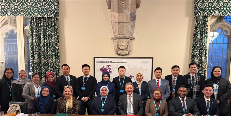 Malaysian young leaders with Lord Leong